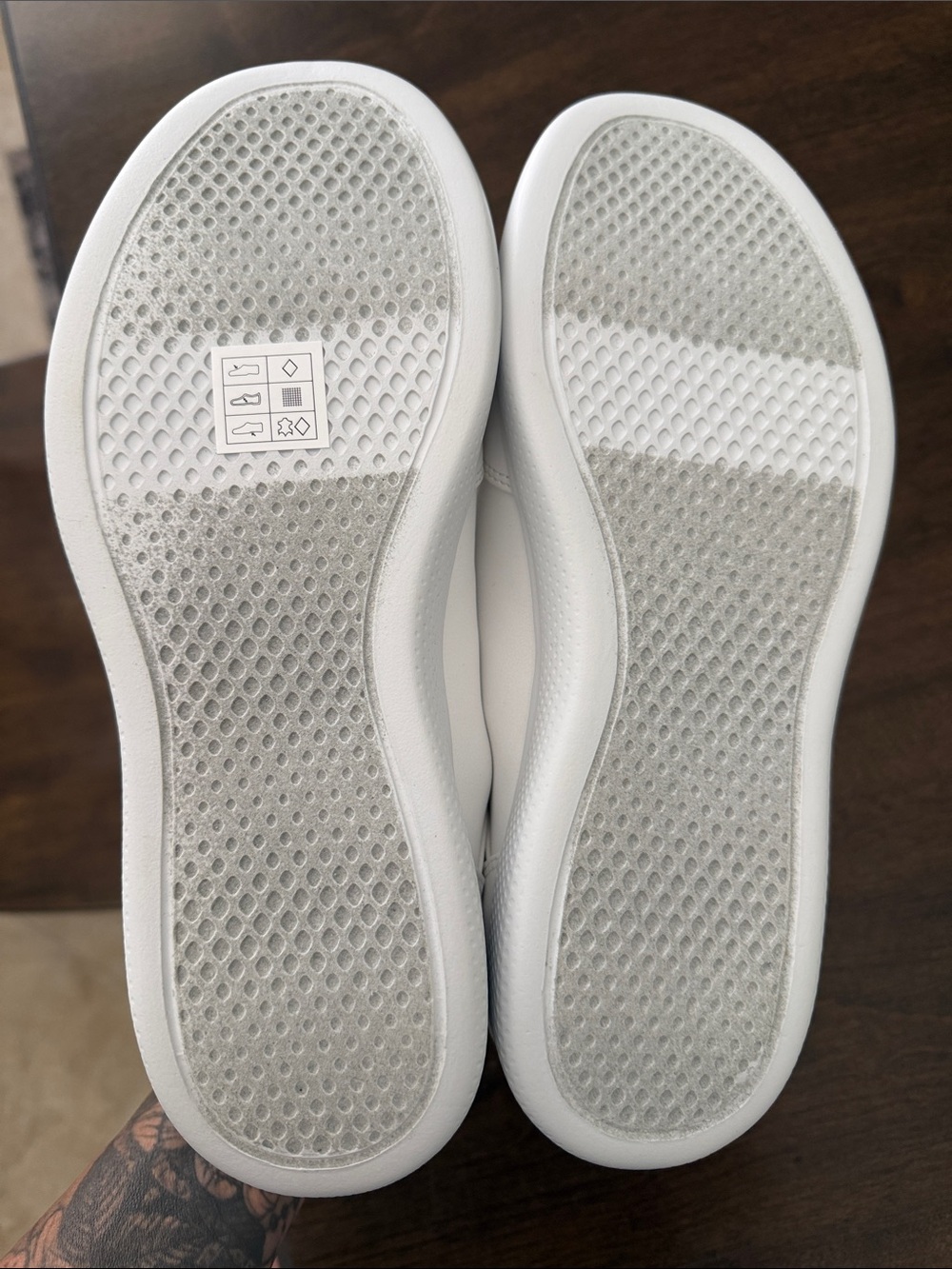 NWT Bobs Skechers White Low-Top Slip-On Sneakers with Gold Eyelets Size 9 - Picture 4 of 6